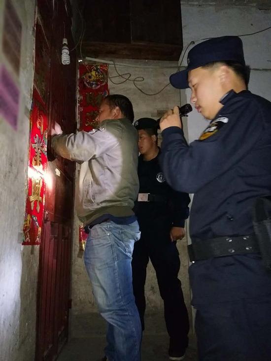 郴州粗心妈妈误将幼女锁家中 